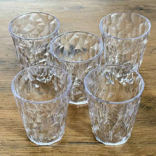 Edle Kristallgläser aus Plastik